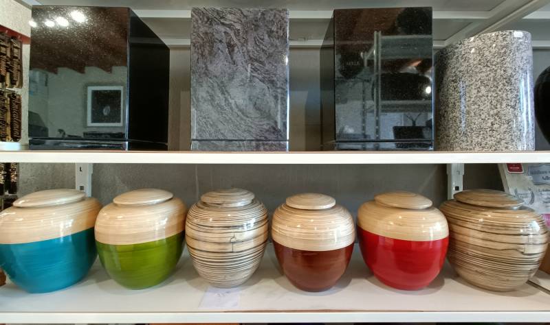 Urne en granit et Urne en banbou